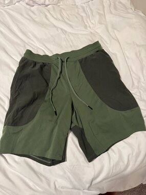 Lululemon Men’s Green Shorts in Small